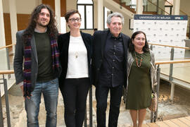 Foto de grupo momentos previos a la conferencia de Miguel Ríos "La música como testimonio de la Transición" del ciclo "Historia, documentos y sociedad". Edificio del Rectorado. Abril de 2019