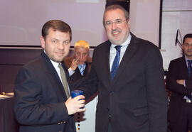 Entrega de regalo en la cena del 3º Congreso Internacional de Actividad Físico-Deportiva para Mayores de la Universidad de Málaga. Hotel Barceló Málaga. Marzo de 2009