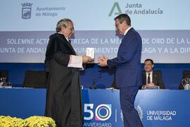 Entrega de la Medalla de Oro de la Universidad de Málaga a la Diputación Provincial de Málaga. Paraninfo. Noviembre de 2023