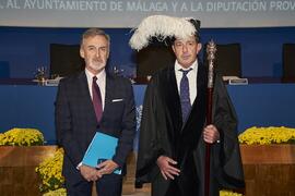 Miguel Porras y macero. Imposición de la Medalla de Oro de la Universidad de Málaga a Junta de Andalucía, Diputación Provincial de Málaga y Ayuntamiento de la capital. Paraninfo. Noviembre de 2023