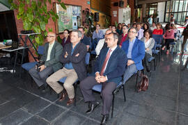 Asistentes a la inauguración de la exposición 'Libros y luz para el tercer milenio'. Biblioteca General. Abril 2015