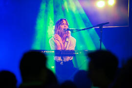 Concierto de Brisa Fenoy. Espectáculo benéfico en los Cursos de Verano de la Universidad de Málaga. Marbella. Julio de 2018