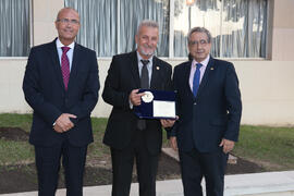 José Pablo Lara, Nikos Kantarzis y José Ángel Narváez en la presentación del árbol de Hipócrates donado por la isla de Kos. Facultad de Medicina. Octubre de 2017