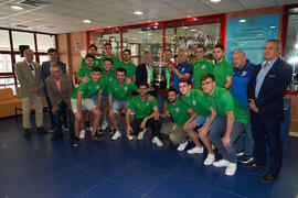 Foto de grupo. Entrega de la Copa del Rey de fútbol sala de BeSoccer UMA Antequera a la Universidad. Complejo Polideportivo Universitario. Mayo de 2022