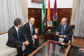 Pedro Farias y Hamid Al-Naimiy en la reunión con el alcalde de Málaga posterior a la firma del convenio con la Universidad de Sharjah, Emiratos Árabes. Ayuntamiento de Málaga. Noviembre de 2015