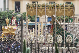 Trono de Nuestra Señora de Gracia y Esperanza. Acto de la Hermandad de los Estudiantes en la Catedral. Plaza del Obispo, Málaga. Abril de 2022