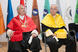 José María Martín Delgado y Antonio Díez de los Ríos en la imposición de la Medalla de Oro de la Universidad de Málaga a Adelaida de la Calle. Paraninfo. Mayo de 2016