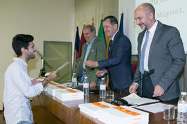 Entrega de uno de los premios del VIII Reto Gestalentum. Facultad de Ciencias Económicas y Empresariales. Junio de 2018