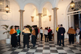 El equipo de gobierno junto con otros miembros de la Universidad de Málaga y de la Hermandad de los Estudiantes momentos previos del desfile procesional. Abril de 2014