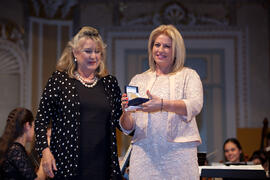 Flor de Torres recibe la medalla del Ateneo. Teatro María Cristina. Abril 2015