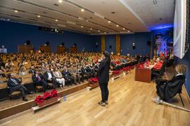 Intérprete de signos. Investidura de Emilia Casas Baamonde como Doctora "Honoris Causa" por la Facultad de Derecho de la Universidad de Málaga. Paraninfo. Noviembre de 2022